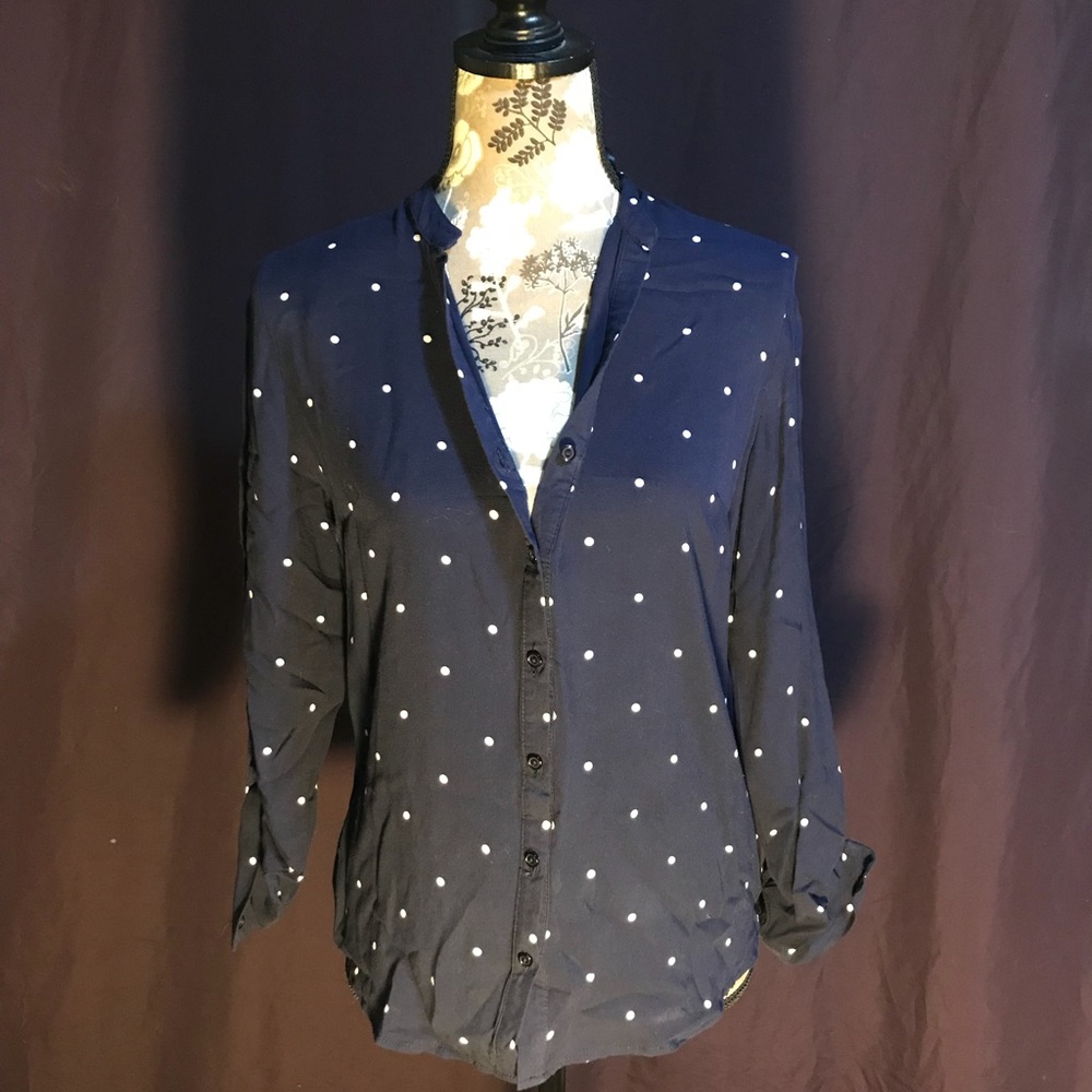 Women’s Polka-dot button down shirt.